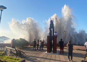 VIDEO| Captan peligrosas marejadas dando alcance a veraneantes en Algarrobo