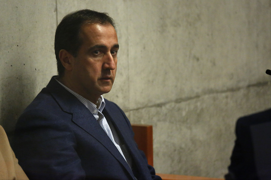 Pablo Zalaquett sentado en un banquillo durante la audiencia de suspensión condicional del procedimiento por el Caso Penta.