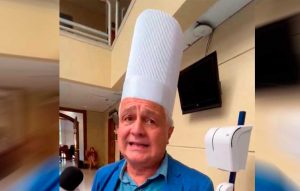 VIDEO| Periodista a diputado Palma por llegar con gorro de cocinero: “¿Qué aporta usted así?”