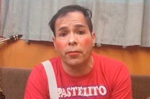 VIDEO| Pastelito se defiende luego que familia lo acusara de lanzarles chiste xenofóbico