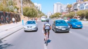 VIDEO| Irresponsable ciclista cruza contra el tránsito a los autos en Viña del Mar