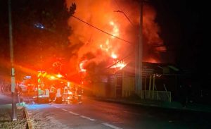 Automóvil a alta velocidad provoca accidente y posterior incendio en Puente Alto