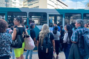 Caótica vuelta a casa: Taco en Alameda tras corte en la Línea 1 del Metro de Santiago