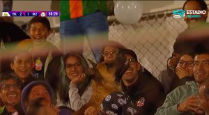 VIDEO| “Que sea el 9 de la Roja”: Perrito se robó las miradas en la Fecha 1 del Torneo