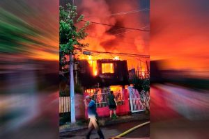 VIDEO| Voraz incendio en Quilicura consume tres viviendas: Bomberos investiga falla eléctrica
