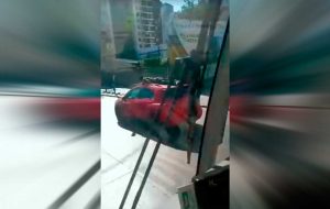 VIDEO| Totalmente insólito: Hombre viaja arriba del techo de un auto en plena Alameda