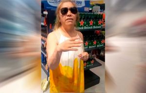 VIDEO| Mujer acusada de robar en tienda de Providencia lanza duros insultos xenofóbicos