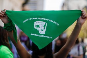 España aprueba el aborto libre y cambio de sexo sin condiciones desde los 16 años