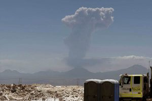 Volcán Láscar: Sernageomin mantiene alerta naranja por posible eyección de piroclastos