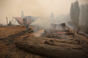 Chile pide ayuda internacional para incendios forestales que dejan veintena de fallecidos