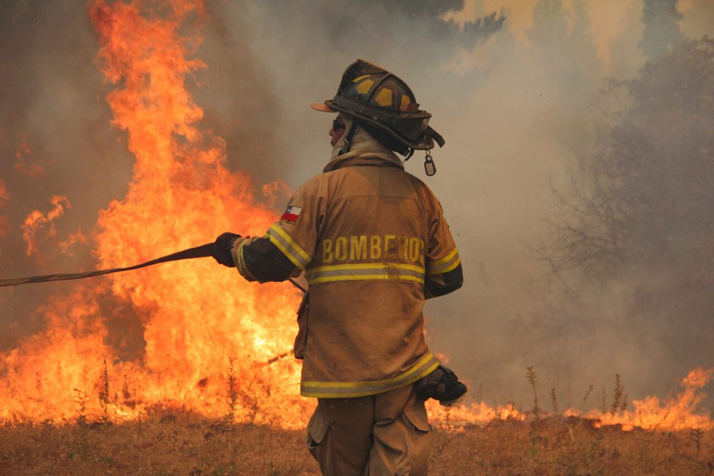 Toque de queda por incendios: Estas son las 28 comunas que estarán bajo esta medida