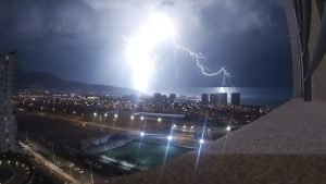 VIDEO| Así fue la espectacular tormenta eléctrica que iluminó los cielos de Antofagasta