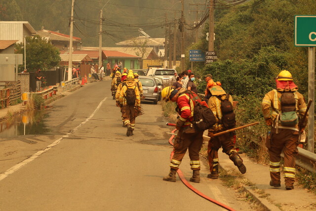 Confirman muerte de bombera en medio de combate de incendio forestal en Santa Juana