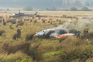 Helicóptero que combatía incendio forestal cae dejando dos personas muertas