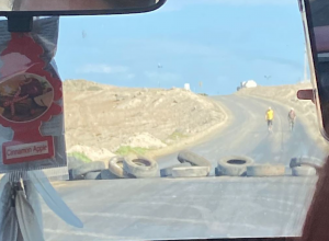Caldera: Camioneros cortan ruta en protesta por derrame de petróleo en la zona
