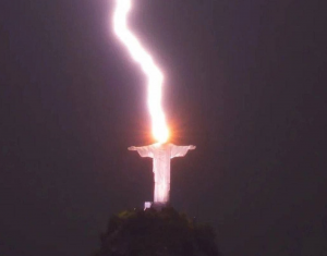 FOTO| Registran instante exacto en que un rayo golpeó el Cristo Redentor en Río de Janeiro