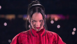 VIDEO| ¿Está embarazada? Rihanna deleita con su impecable show en el Super Bowl 2023