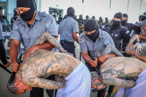 Gobierno de El Salvador traslada a 2.000 pandilleros a nueva prisión