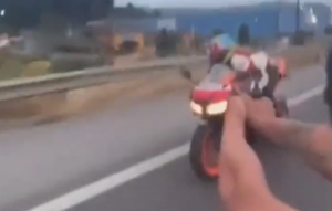 VIDEO| Impactante registro muestra como un sujeto dispara desde un auto a un motociclista
