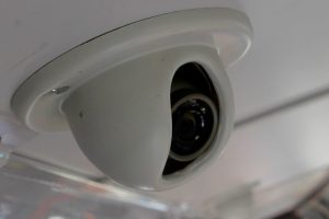 “Cámara espía” es encontrada en baño de Departamento de Salud municipal de Calbuco