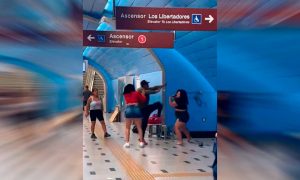 VIDEO| Así fue la violenta pelea de ambulantes en el Metro: Usuarios denuncian masivo regreso