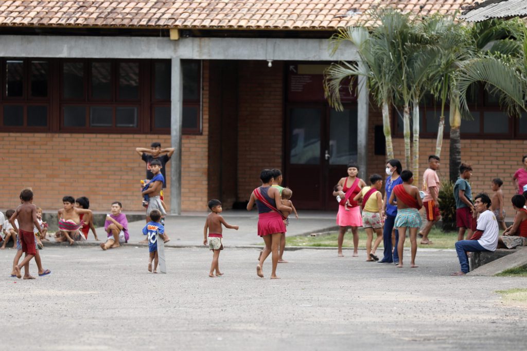 Yanomamis, principalmente mujeres con sus hijos, esperan ayuda del grupo de trabajo sanitario creado para hacer frente a la crisis humanitaria en Boa Vista, cerca del territorio Yanomami en febrero (Imagen: Fernando Frazão / Agência Brasil)