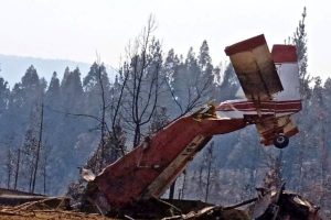 Avión que combatía incendio en Hualqui capotó: Piloto fue rescatado