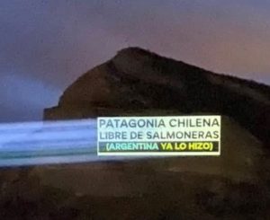Estudio Delight Lab hace intervención lumínica contra salmoneras en la Patagonia