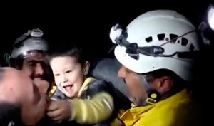 VIDEO| Terremoto en Turquía: Alegría de niño rescatado, un bálsamo en inmensa tragedia