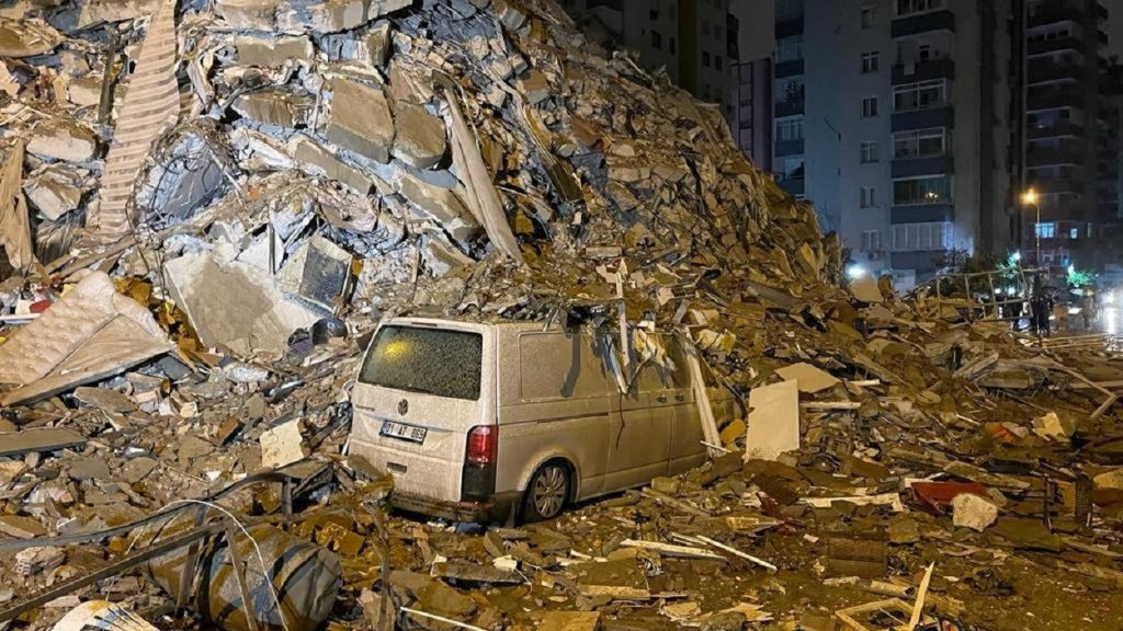 VIDEO| Potente terremoto superficial en Turquía deja casi 1.500 muertos y mucha destrucción