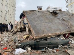 Terremoto en Turquía: Cifra de fallecidos asciende a 5.000 y frío extremo complica rescate