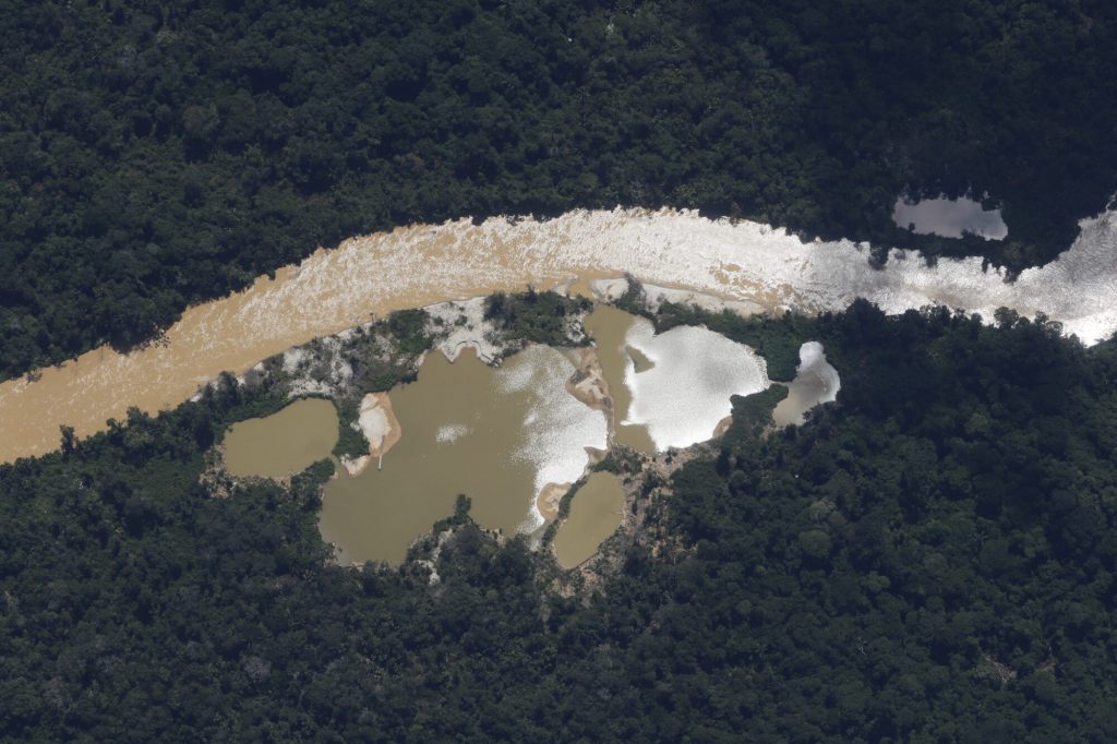 Vista aérea de un emplazamiento minero dentro del territorio Yanomami, 