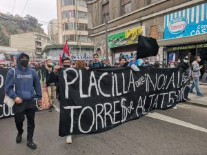 Vecinos de Valparaíso marchan contra torres de alta tensión que se instalarán en la región
