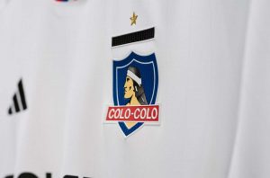 FOTOS| Con Paredes y Bolados: Colo-Colo presentó su novedosa camiseta 2023