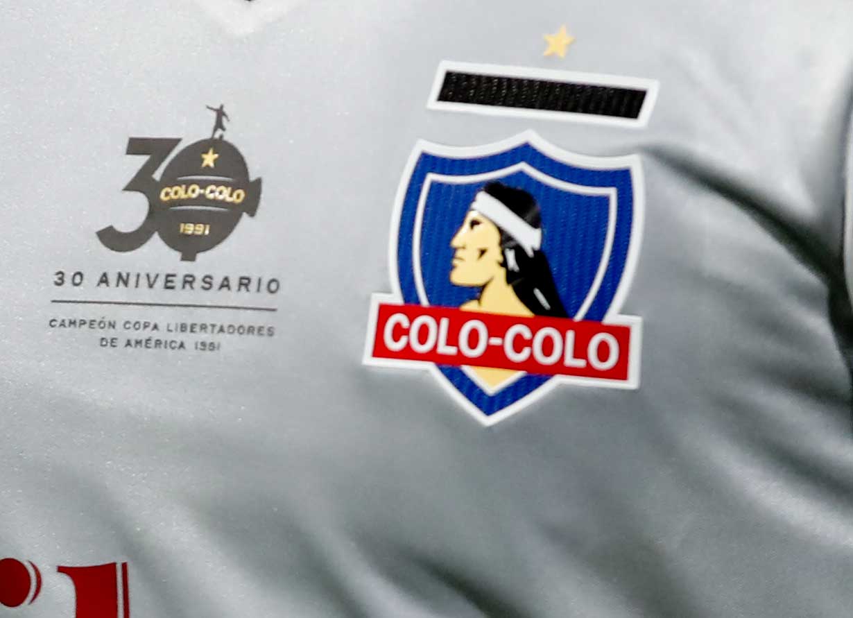La nueva camiseta de Colo Colo no gustó a los hinchas