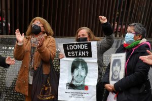 Encuentran 89 cajas con osamentas de posibles detenidos desaparecidos en la U. de Chile