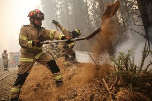 UE envía 250 bomberos y personal médico a Chile para luchar contra incendios
