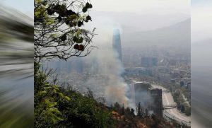 VIDEO| Incendio forestal en ladera del Cerro San Cristóbal genera cortes de tránsito