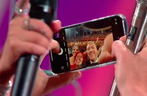 VIDEO| “¡Saca ese dedo hombre!”: Martín Cárcamo recibe troleo por fallida selfie en Viña 2023