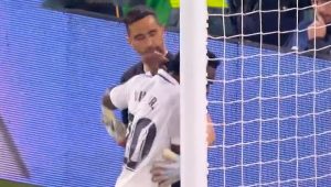 VIDEO| La fuerte agresión de Vinícius a Claudio Bravo en el partido del Real Betis y el Real Madrid
