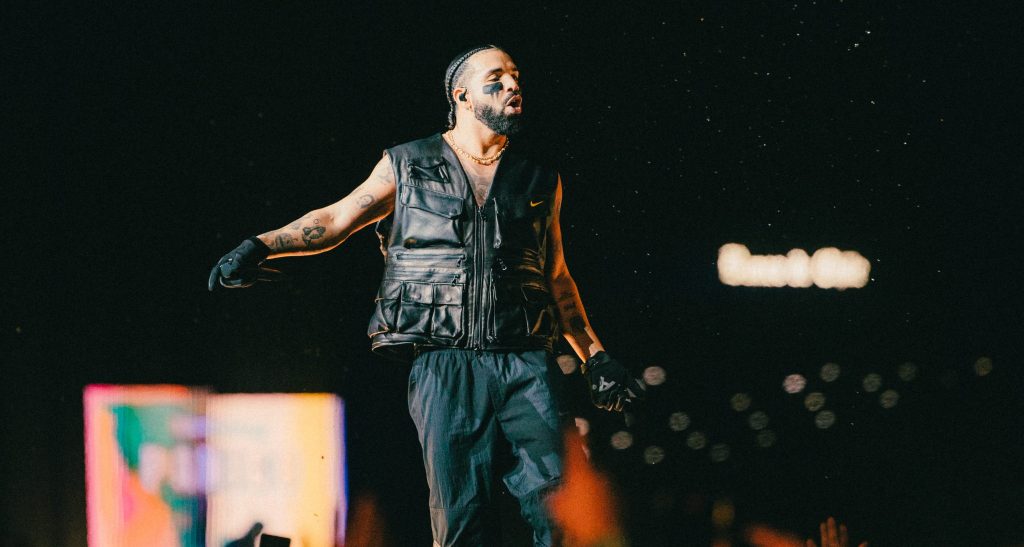 Drake debuta en Lollapalooza Chile 2023 con 20 minutos de atraso e interrupciones