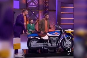 VIDEO | ¡Destruido en segundos!: Hombre cayó sobre motocicleta construida con legos