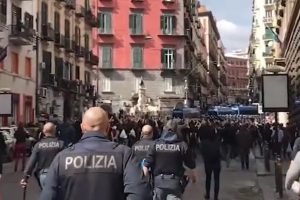 VIDEO| Hinchas del Napoli y Frankfurt se enfrentan en violenta previa de la Champions