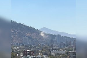 VIDEO| Captan desprendimiento de tierra en cerro San Cristóbal por sismo en Santiago