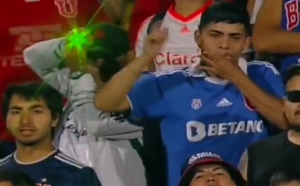 VIDEO| El láser que atormentó a los jugadores de la U en el partido contra U. La Calera
