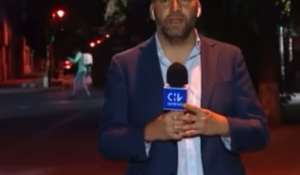 VIDEO| Sujeto irrumpe en despacho en vivo de CHV con enigmático baile y se vuelve viral