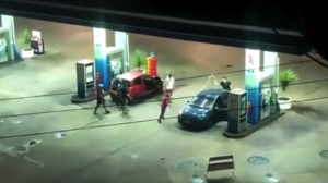 VIDEO| Conductor arroja bencina a sujetos en riña en servicentro de Antofagasta