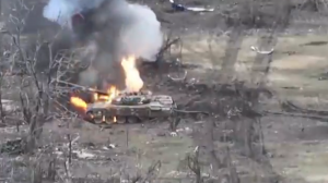 VIDEO| Dron destruye un tanque ruso colando una granada en la cabina