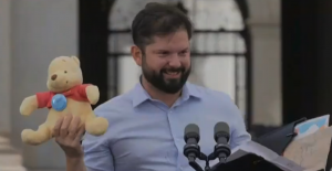 VIDEO| Regalan peluche de "Winnie the Pooh" a Gabriel Boric en promulgación de "Ley TEA"