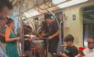 VIDEO| Nuevo video de banda tocando en Metro reabre debate sobre músicos en transporte público